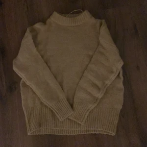 Brun/beige stickad tröja - En brun stickad tröja från lager 157 i storlek xs. Bara använd ett par fåtal gånger så i bra skick. 80 kr+frakt.