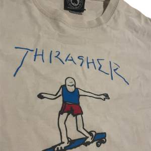 Hej! Säljer denna Trasher tshirt köpt på inlandet i åre för 549 kr! Tröjan är i okej skick, ett hål i armhålan som vem som helst säkert kan sy ihop😊- därav priset. Storlek M