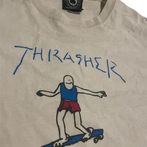 Trasher tshirt - Hej! Säljer denna Trasher tshirt köpt på inlandet i åre för 549 kr! Tröjan är i okej skick, ett hål i armhålan som vem som helst säkert kan sy ihop😊- därav priset. Storlek M