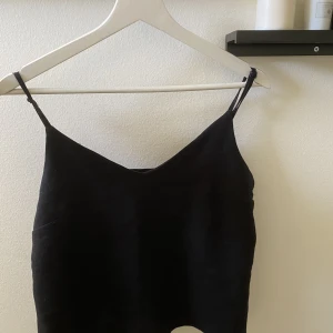 Svart linne  - Ett svart linne som inte sitter tajt, bra skick 