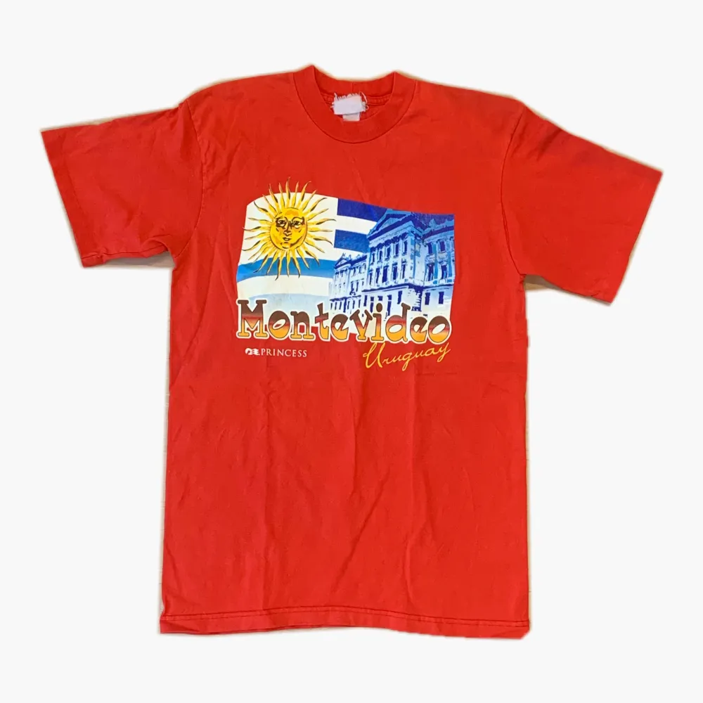 Vintage röd Montevideo tröja. Köpte i en vintagebutik, men tröjan är originellt från en kryssning. Tyget är ganska tjockt så kommer hålla ett bra tag till :). Vintage kvalité men inte helt urtvättad, 7/10. . T-shirts.