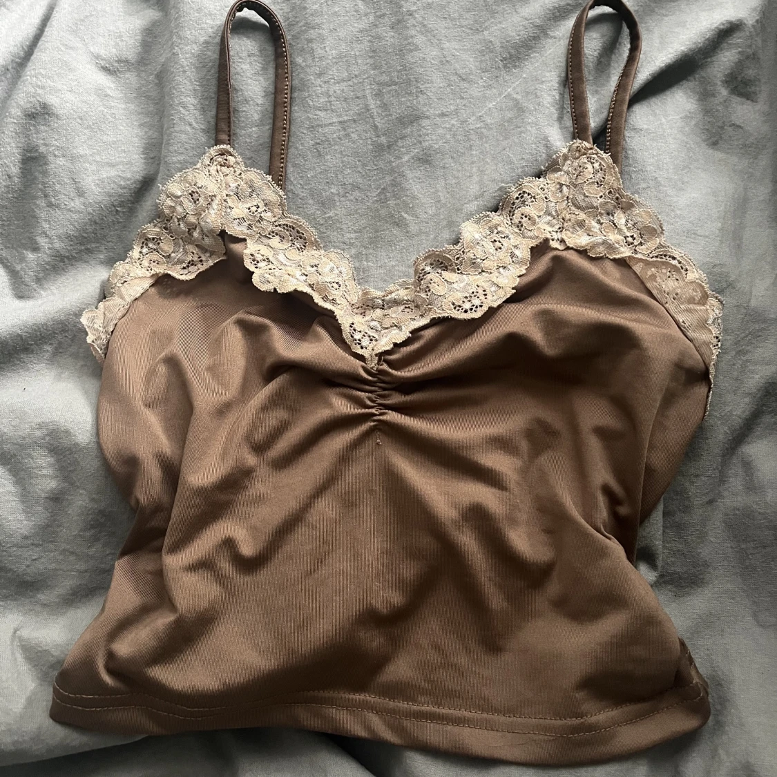 brunt linne med spets