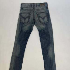 Levis jeans  Innerbenslängd: 79cm Höftmått:72cm 