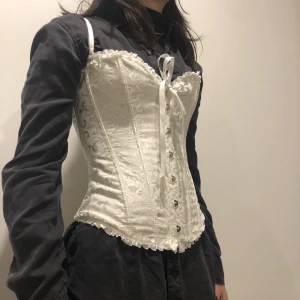 Korsett från Chilirose!  - Fin korsett från Chilirose! Något finare kvalitet då det är mer inblandat bomull i materialet än vanligt. Storlek M men min kompis på bilden är S så går nog att justera rätt mycket med snörningen bak. Skulle dock säga XS/S snarare än M. Styv ✨