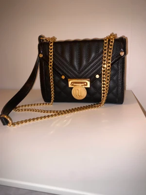 Väska - Nyskick river island väska. Justerbart kedje-band som gör att du kan ha den både över bröstet och på axeln. 