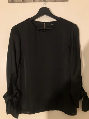 Svart blus - En fin svart blus som är för liten nu. Jag har inte använt den många gånger så den är i bra skick.
