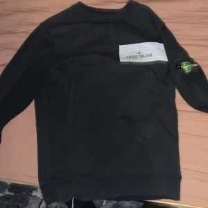 Stone island tröja - Stone island tröja äkta perfekt till barn som gillar märkes kläder både bekväm och varm.