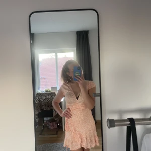 Sommar klänning - Jag säljer denna fina sommar klänning som endast är använd 3 gånger och den är fortfarande i väldigt bra skick, den är väldigt stor över bysten och därför säljer jag denna fina klänningen. 🌸