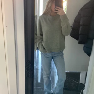 Stickad tröja - Jätte skön och mjuk stickad tröja från hm. Passar så fint till sommaren t.ex över en kjol. Använd fåtal gånger och är i toppen skick.🥰