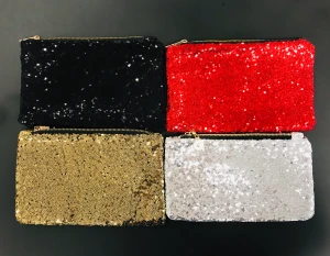 Kuvertväskor i paljetter. Fest!  - Kuvertväskor i paljetter. Med dragkedja.  Till jul, nyår, fest! Ca 25x15cm. Ett fack inuti.  45kr/st Om de ska skickas tillkommer frakt.  Hämtas på Hägerstensåsen eller ök.  Den svarta är såld!