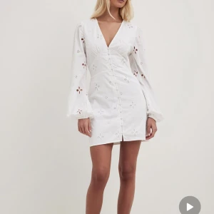 Student klänning - Säljer denna klänning som jag testa men tyvärr inte min smak. Den är helt slutsåld på NA-KD, men kolla där om ni vill ha mer bilder och videos❤️ storlek 34 och säljer för 600 inkl frakt ❤️(nypris 600) pris diskuterbart❤️