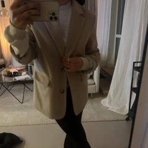 Kavajjacka NA-KD  - En fin tjockare kavajjacka med axelvaddar från NA-KD i strl 36. Använd fåtal gånger och i väldigt fint skick. ❣️