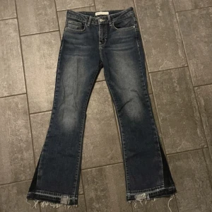 Zara jeans - Zara jeans med detaljer nertill, mid waist. Som nya 