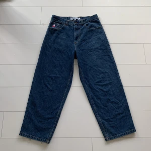 Polar big boy Jeans - Mörkblåa Polar big boy jeans i bra skick men lite rivna vid hälen. Storleken är M. Köparen står för frakt