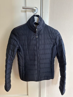 Parajumpers jacka marinblå strl. S - Jättefin äkta Parajumpers jacka i nyskick använd två gånger. Marinblå i strl. S. Nypris: 4000 kr säljer för 1499 Kvitto, tags osv skickas såklart med