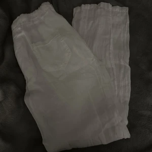 Linnebyxor - Jätte fina linne byxor som är köpte i Spanien🥰Aldrig använda❤️ Finns ingen storlek men sitter som en 36 ungefär❤️