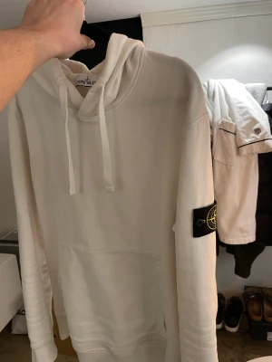 Stone Island Hoodie  - Snygg fräsch Stone island hoodie Storlek - M  Skick 9/10  Riktigt fint skick, finns tags qr kod osv  Pris tänker mig 1300kr 