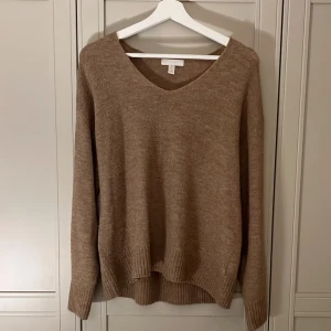 Stickad tröja - Jag säljer denna jättefina beige stickade tröjan💗Skick 10/10💗Den är i storlek XS men passar S eller M