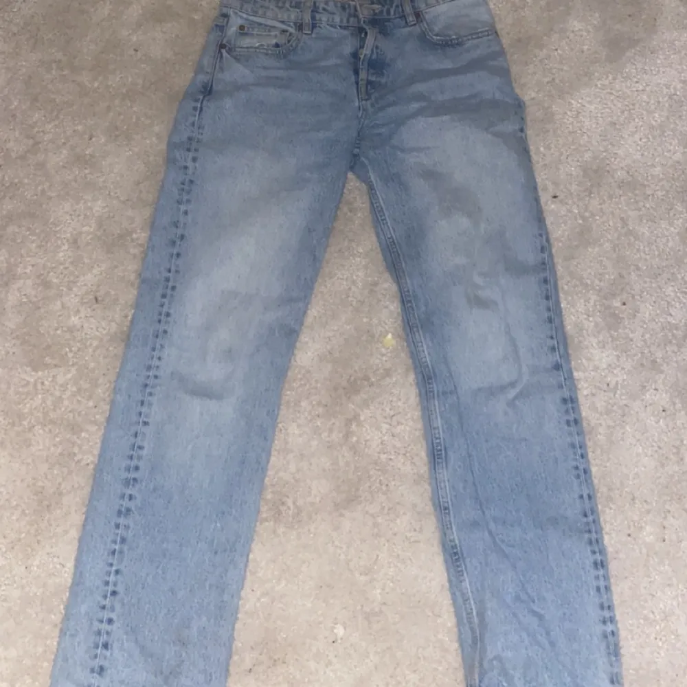 Dessa byxor är zara midwaist byxor som har varit mycket populära. Dessa är i en storlek 40 men är insydda för att passa mig som har 36/38 i byxor i midjan. Dom är ljusblåa. Jag är 175 cm lång för refferens. Byxorna är inte använda så många gånger heller💕. Jeans & Byxor.
