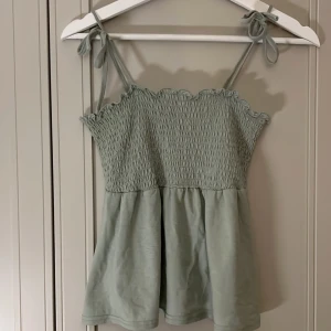 Sommartopp  - Somrig topp ifrån vero moda i storlek S💗Den är typ en väldigt ljus grön/blå färg!