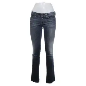 Trendiga loweaist bootcut jeans ifrån Replay. Avklippta och passar bra på mig som är 160. Väljar att sälja då jag har många liknade. 