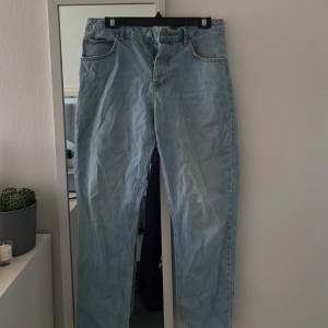 snygga ljusblå jeans köpta på asos i strl 32/32, sitter bra i längden på min kille som är ca 180cm⚡️