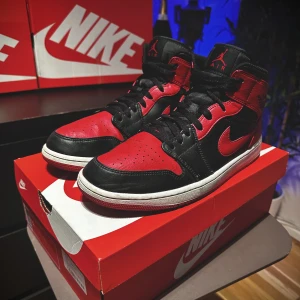 Air Jordan 1 Mid Black/Red - Jordan 1 BRED. Mycket bra skick. Ett år gamla 