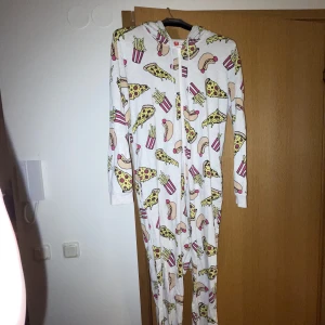 Rolig jumpsuit - En rolig jumpsuit/byxdress med fickor och luva. Funkar även alldeles utmärkt att använda som pyjamas! Nytvättad från ett rökfritt hem, pälsdjur finns men inte på kläderna.  100kr eller bud.