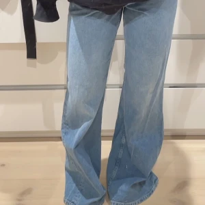 Jeans HM x LEE strl 36, nyskick  - Jeans i superfint skick endast använda två gånger, kommer från HMs slutsålda kollektion med LEE, köparen står för frakten & betalning sker via Swish. Skickar gärna fler bilder!!
