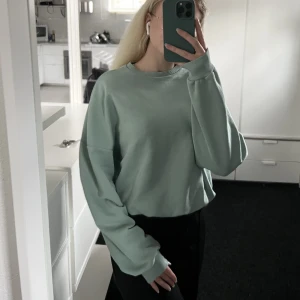 Sweatshirt XS - En grön sweatshirt i så fint skick, utan defekter ✨ Den är från Nelly i storlek XS. Köparen står för frakten och betalning via Swish ✨fler bilder fås vid efterfrågan ✨