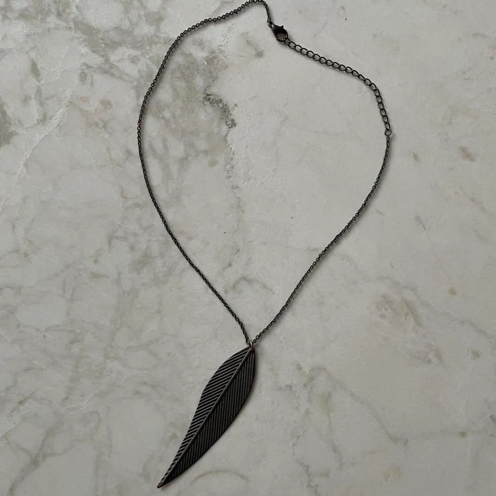 Minimalist Leaf Necklace  Adjustable Chain Necklace  Brass Metal Finish  . Accessoarer.