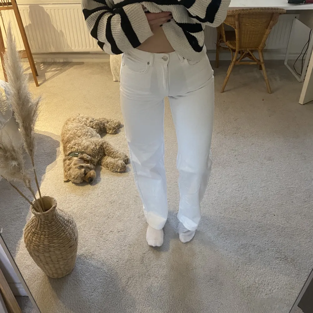 Vita raka jeans från NAKD. Jättefina som är perfekta i sommaren. Jeans & Byxor.
