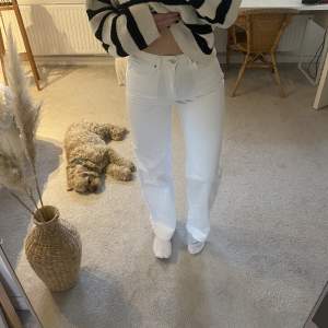 Vita raka jeans från NAKD. Jättefina som är perfekta i sommaren