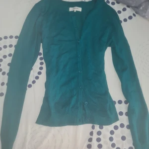 Turkos kofta - Den här koftan är från Zalando. Den har ganska fin men har knappt använt den kanske 2 gånger. <3