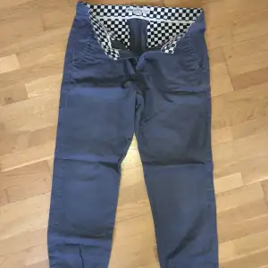 Vans chinos, strl 32, Små i storlek