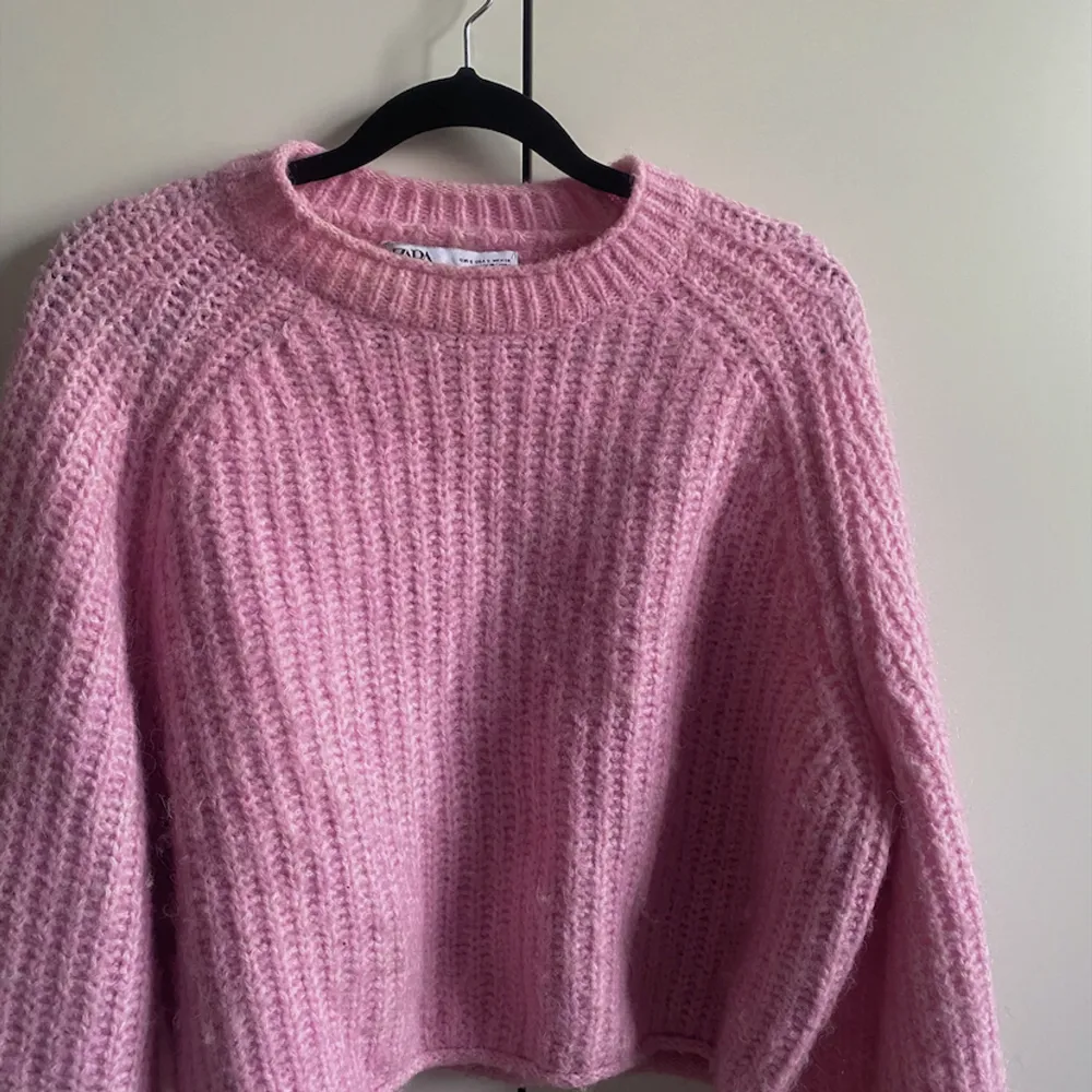 Jag säljer min rosa stickade tröja från zara i stl s. Tröjan är lite croppad men inte jätte, perfekt nu till våren. Vid frågor är det bara att höra av sig. Köparen står för frakten💗☺️. Stickat.