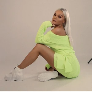 Madlady klänning - Säljer denna super fina stickade neongula/gröna klänningen från Madlady och deras kollektion med Lisa Anckarman. Använd 2 gånger. Stolek M/L men passar Xs-S också.