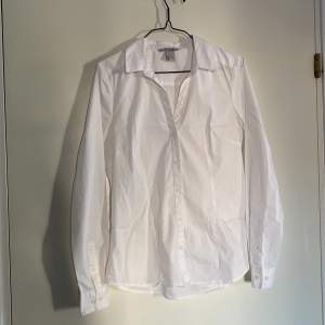 Figursydd skjorta från H&M, stretchigt material, aningen liten i storleken. 