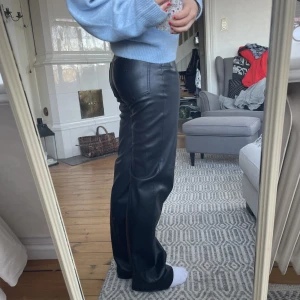 Skinnbyxpr - Supersnygga skinnbyxor från zara, använda fåtal gånger Storlek 34 men passar nog 36/38 också och folk upp mot 175 då dom är väldigt långa på mig