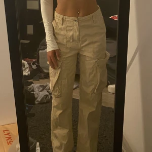 Cargo pants - Snygga beiga cargopants från Bershka i storlek 36 som är använda fåtal gånger :)