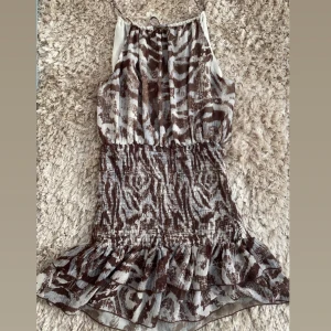 Zaraklänning  - Säljer denna super fina sommarklänning från Zara, har bara använts 1 gång så e i super bra skick. Originalpris 499 säljer för 320