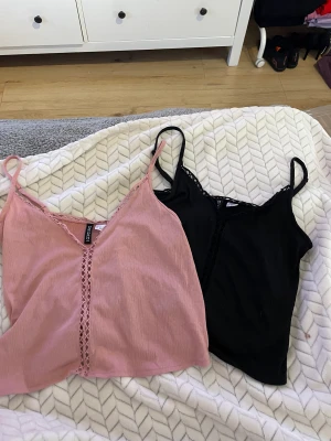 2 st linnen - Säljer dessa två linnen med coola hål längs halsringen och längs mitten. De är köpta på H&M för ca 1,5 år sedan.