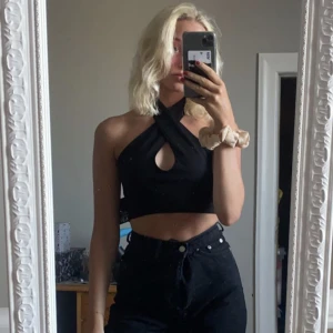 Topp  - Stilren och snygg topp från Nelly! Aldrig använd 