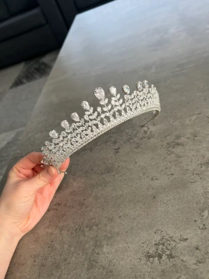 Tiara - Hej!  Säljer mina fina tiara som är använd endast en gång. 