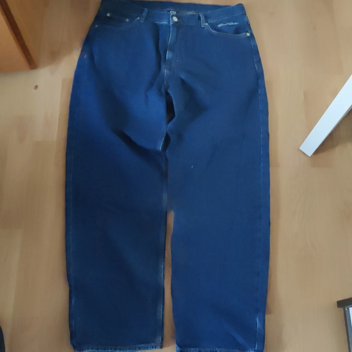 Jeans i mörkblå färg 