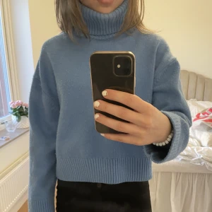 Blå stickad tröja med polo - Superfin stickad tröja med polokrage 💗 Köparen står för frakt 💗