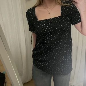 Topp/blus - Söt topp/blus som passar perfekt till våren och sommaren. Passar både S och M