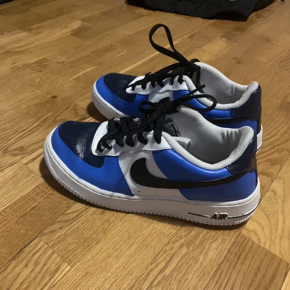 Customized nike air force stl 39 i väldigt bra skick utvändigt. Använda men oerhört fräscha på utsidan, innersulan lite sliten. Ser nästan nya ut. Nypris 1999. Skor.