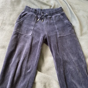 Juicy couture byxor - Jätte fina juicy couture byxor (samma som förra annonsen). I den lite finare matta velour versionen som jag betalade extra för. I fint skick men säljer bara för att de blivit för små. Skriv vid intresse!