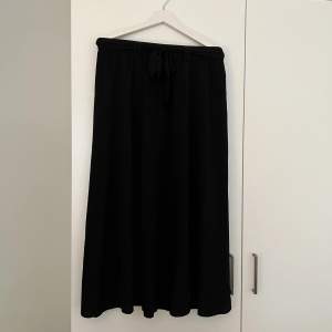Jättesnygg Vero Moda kjol som aldrig kommit till användning! Inte ens provad!    Köptes på outlet och därför är orginella prislappen är borttagen!   Ordinarie pris 330kr  